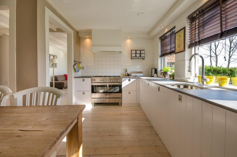 Home Moderne keuken met slimme apparaten, inductiekookplaat en duurzame materialen die functionaliteit en esthetiek combineren